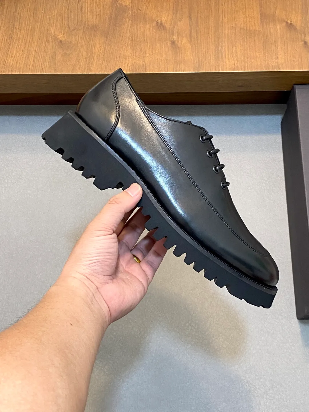 Men's shoes 💰740 VALENTINO Valentino's new men's fashionable casual leather shoes. These leather shoes are made of imported cowhide leather uppers, dyed calfskin lining and calfskin insoles. The upper foot is soft, comfortable and breathable. Comes with complete packaging in the original box! Visible details and quality. Size: 39-44 (customized at 38.45.46)